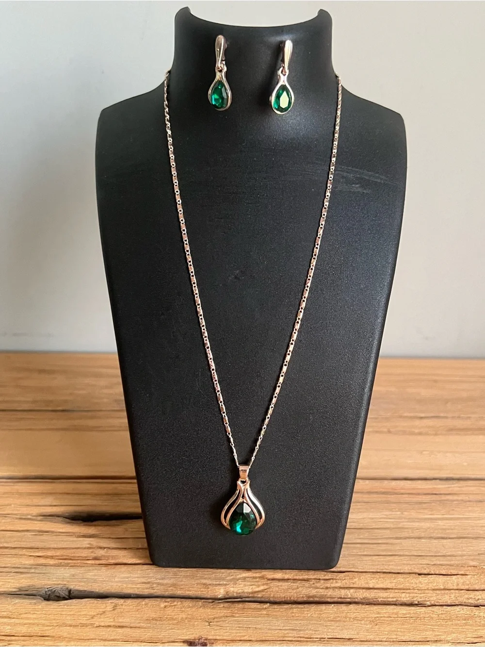 Gold-Tone Emerald Green Teardrop Stone Pendant Necklace and Earring Set-NWOT